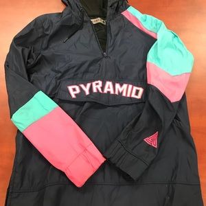 Like new worn once Black Pyramid set